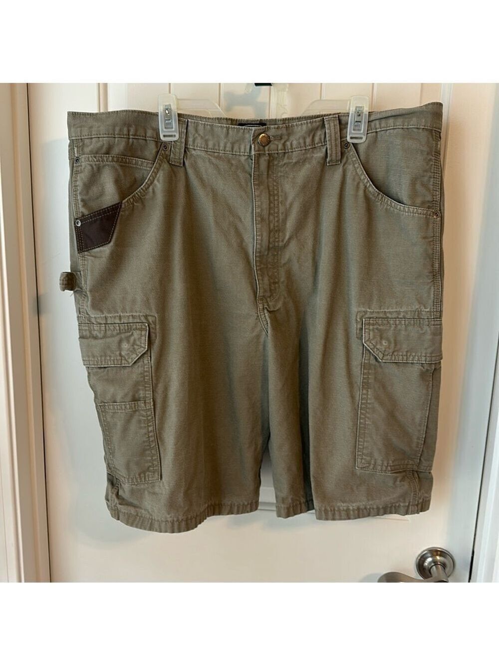 Wrangler Workwear Men’s Relaxed Fit Cargo Shorts Olive Green size 42 Like New